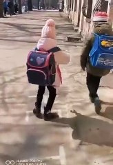 Chute d'une petite écolière