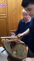 Un grand-père pète un plomb quand son petit-fils découpe un jambon