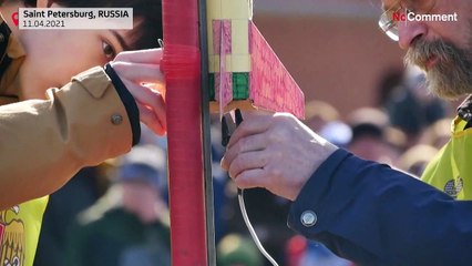 Ракеты в небе в честь Гагарина