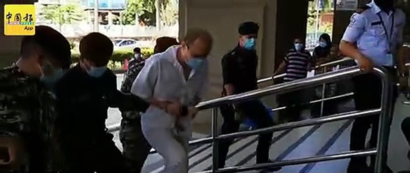 手脚被铐 重犯对待 Alvin Goh控洗黑钱