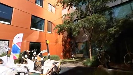 Roy Peterson plays didgeridoo for sick kids in Canberra