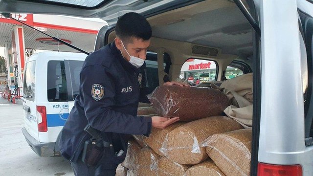 Adana’da durdurulan 2 araçtan 1 ton gümrük kaçağı tütün yakalandı