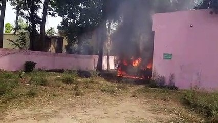 प्राथमिक स्वास्थ्य केंद्र परिसर में खडी कार में लगी आग मचा हड़कंप