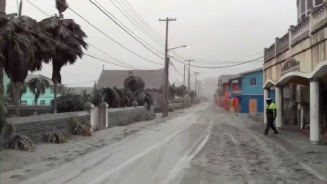 Éruption du volcan de Saint-Vinent: les images des cendres qui recouvrent l'île