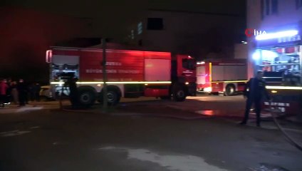 Bina yangını mahalleliyi sokağa döktü, sosyal mesafe hiçe sayıldı