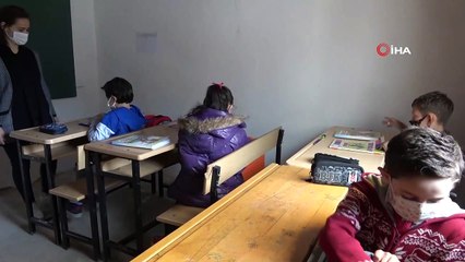 4 öğrencisi için köye taşınıp boş evi sınıfa dönüştürdü
