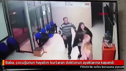 Baba, çocuğunun hayatını kurtaran doktorun ayaklarına kapandı