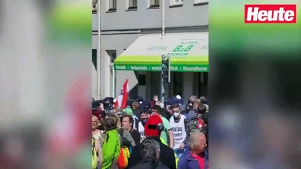 Polizei setzt Reizgas gegen Corona-Demonstranten ein