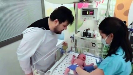 Eser Yenenler oğlu Mete'nin doğum videosunu paylaştı!