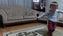 Küçük çocuk Tokat sarması oyunuyla sosyal medyayı salladı