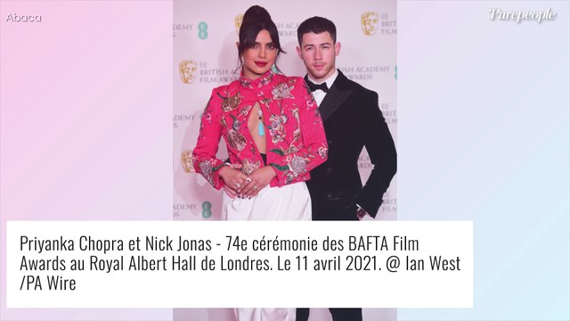 Phoebe Dynevor (Bridgerton) épaule nue, Hugh Grant amoureux à la cérémonie des BAFTA 2021