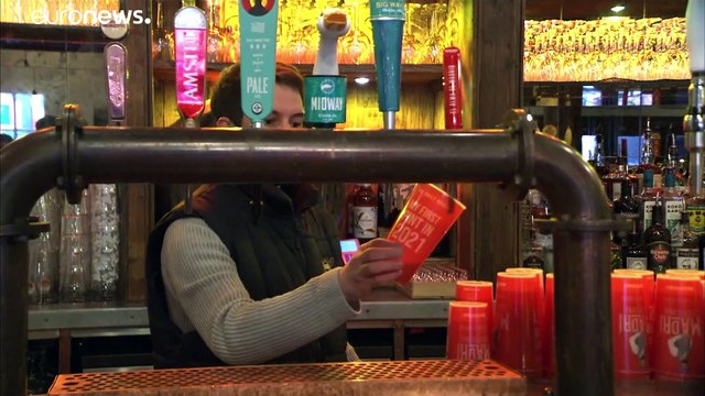 على عكس العديد من الدول الأوروبية.. بريطانيا تبدأ الإثنين تخفيف قيود الإغلاق