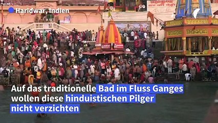 Massenbad im Ganges zum Kumbh-Mela-Fest