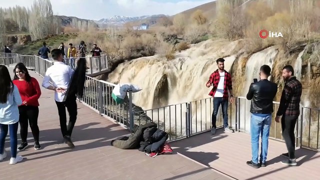 Muradiye Şelalesi baharla birlikte coştu