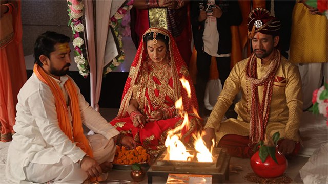 निरहुआ संग अक्षरा सिंह ने रचाई शादी, सात फेरे लेते आये नजर !