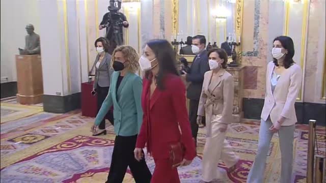 La reina preside un acto de homenaje a Clara Campoamor