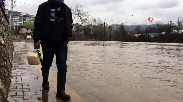 Bartın’da su taşkını.. Şiddetli yağmurun ardından ırmak taştı