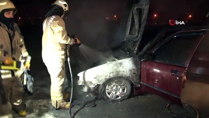 Alevlere teslim olan otomobilden geriye demir yığını kaldı