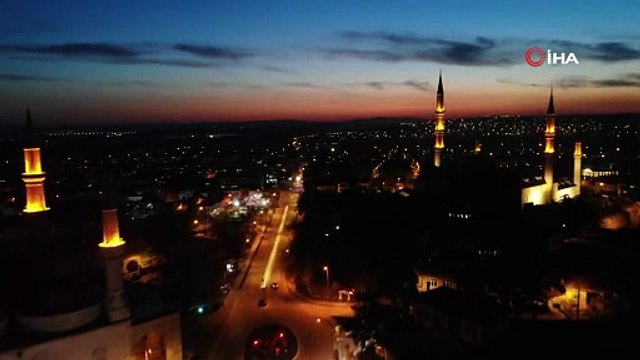 Ramazan'ın sembolü mahyalar camilere asıldı
