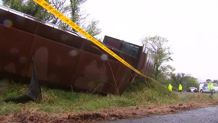 빗속에 무리한 운행?...제주 관광 열차 전도 30여 명 부상 / YTN