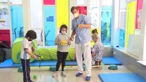 Talleres para niños sin extremidades superiores en el Hospital Niño Jesús