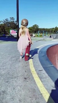 Cette petite fille de 6 ans fait du skateboard comme un grand en tenue de princesse
