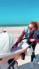 Beatriz Trapote disfruta del primer paseo por la playa con su hija Brenda