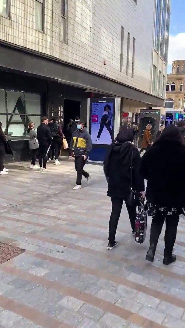 Huge 50-minute queues at Zara in Leeds city centre - video Dailymotion