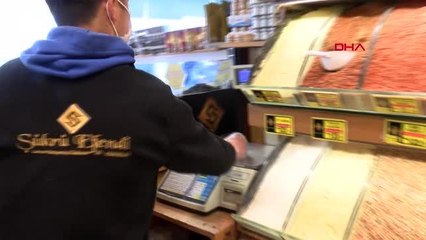 MISIR ÇARŞISI'NIN EN PAHALI HURMASI; TANESİ 5 LİRAYA SATILIYOR