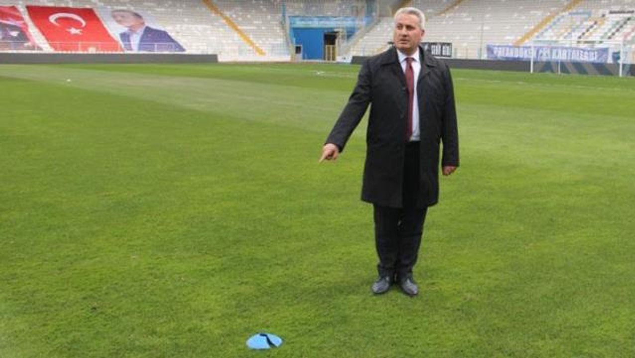 "Taş gibi zeminde oynadık" diyen Oğuzhan'a cevap: Zeminde bir şey yok, gelin ve gözünüzle görün