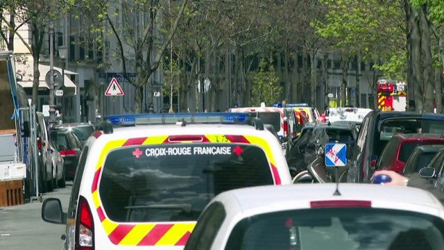 Неизвестный открыл стрельбу у центра вакцинации в Париже