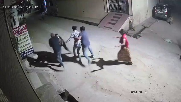 गुंडागर्दी : पति को बचाने आई महिला को हॉकी, लातों व थप्पड़ों से मारा, नीचे गिरने पर भी मारते रहे बदमाश