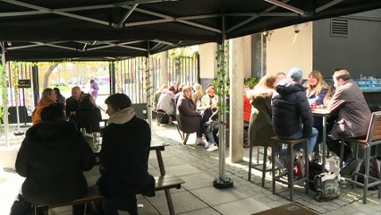 Βρετανία: Ανοιξαν οι παμπ και τα κομμωτήρια