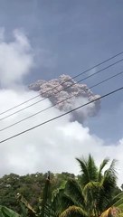 Download Video: Volcán en isla del Caribe lanza enorme cantidad de cenizas