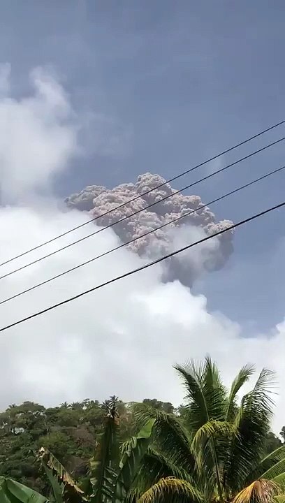Volcán en isla del Caribe lanza enorme cantidad de cenizas