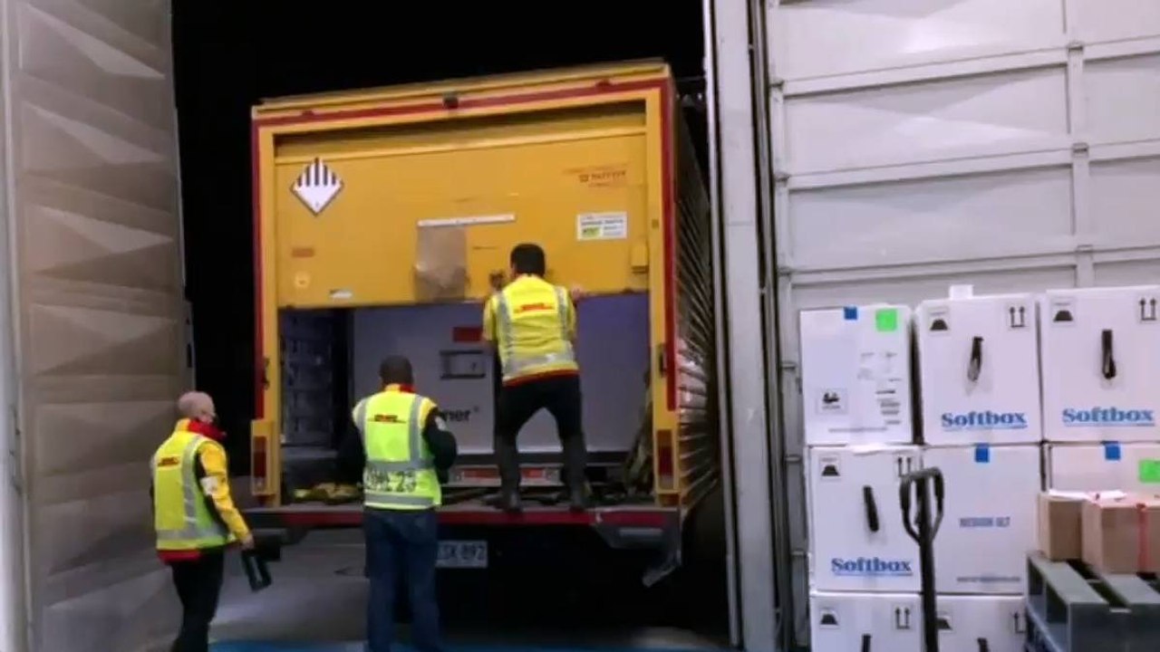 Llega lote con 500 mil vacunas contra covid de Sinovac a Colombia