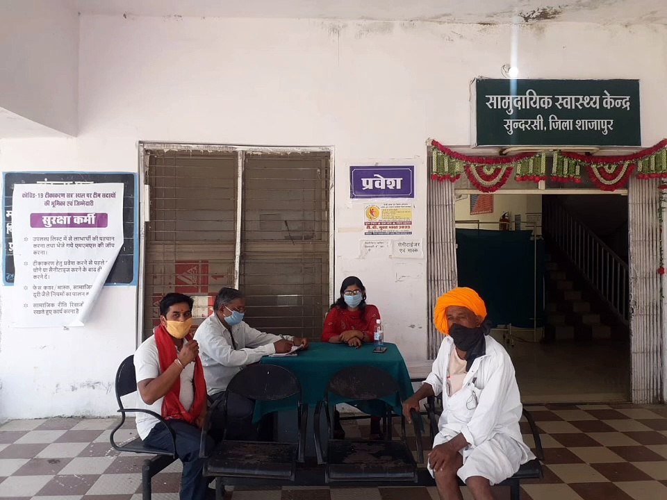 जन अभियान परिषद विकासखंड शाजापुर के वॉलेन्टियर्स द्वारा किया जा रहा जन जागरूकता का कार्य