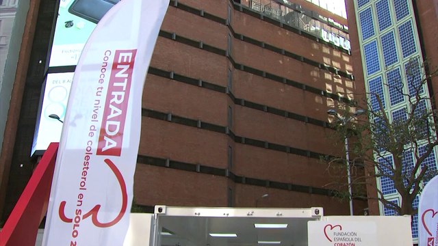 Para recordar el control del colesterol durante la pandemia, la FEC hace pruebas a pie de calle