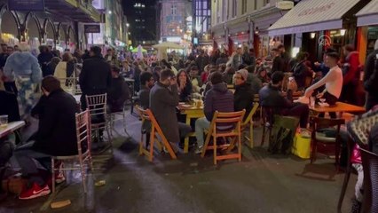 İngiltere'de Kovid-19 nedeniyle kapalı olan restoranlar yeniden açıldı