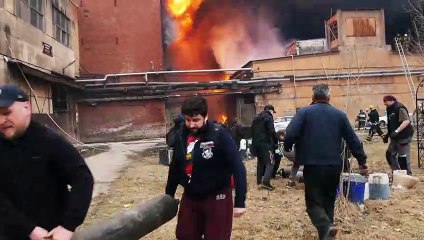 Un gigantesco incendio en una fábrica histórica de San Petersburgo