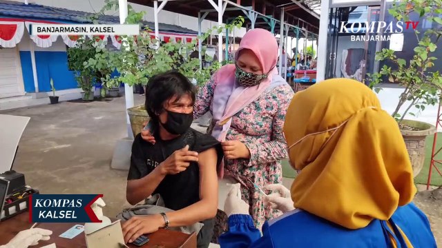 Takut Disuntik, Seorang Pria Sampai Harus Dipegang Istri Saat Divaksin Covid-19 di Pasar Tradisional
