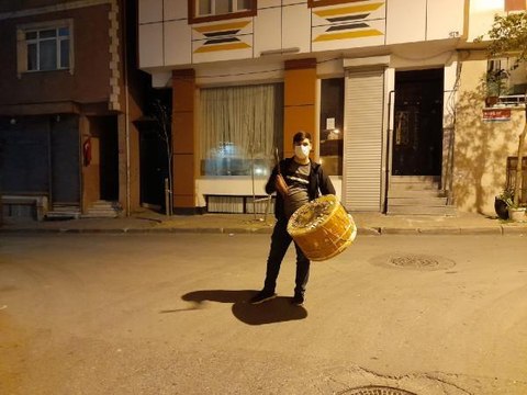 İSTANBUL'DA RAMAZAN DAVULCULARI VATANDAŞLARI İLK SAHURA KALDIRDI