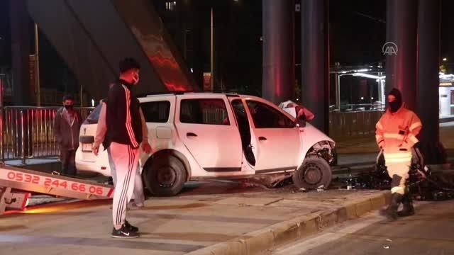 Üst geçidin ayağına çarpan otomobil sürücüsü ağır yaralandı