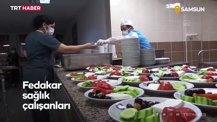 Sağlık çalışanları ilk sahurunu görev başında yaptı