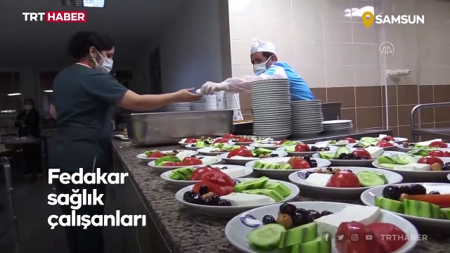 Sağlık çalışanları ilk sahurunu görev başında yaptı