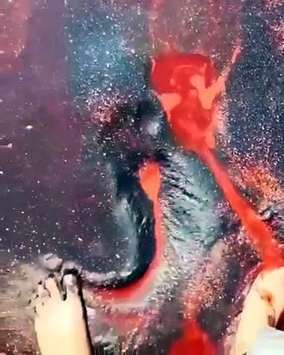 Le sable et l'eau deviennent rouge sang à cause de l'oxyde rouge