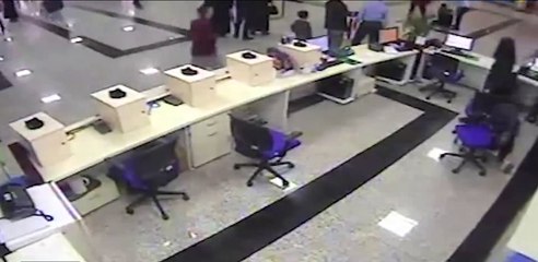 Bir anda yere yığılan kalp hastasını canlı bomba sanıp kaçıştılar
