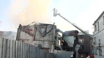 Fatih'te metruk binada çıkan yangın söndürüldü