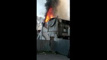 Son dakika! Fatih'te 2 katlı metruk ahşap bina alev alev yandı