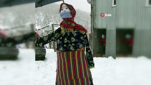 Yaptıkları kardan adamı yöresel kıyafet giydirdiler